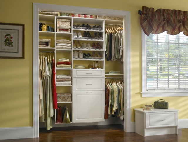 Garderob-gul väggstege hyllsystem vit skoskåp