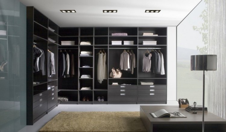 Klädkammare-bygg-själv-grå-svart-enkel-omklädningsrum-fönster-ljus-enkel-rektangulär