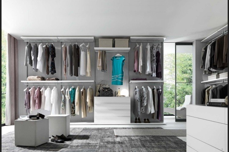 klädkammare-bygg-själv-stor-grå-vit-klädstång-fönster-mattor-byråer