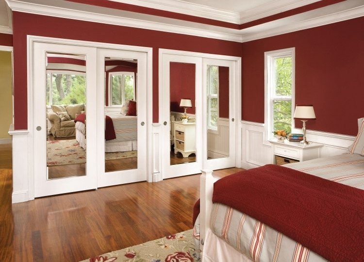 klädkammare-bygg-själv-spegel-fronter-röd-vägg-sovrum-trägolv