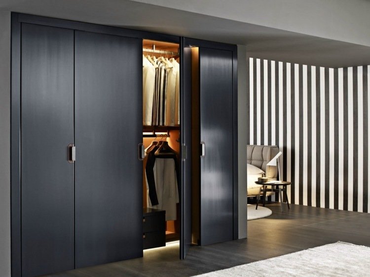 Klädkammarsystem -moderna-garderob-dörrar-svart-tapet-ränder-vit