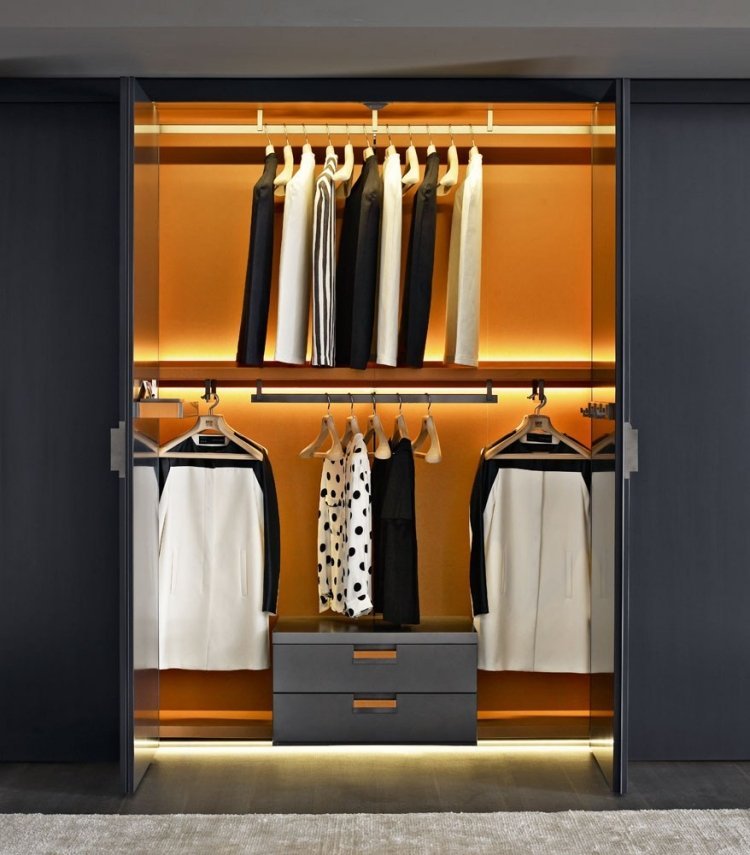 walk-in-closet-system-modern-arrangemang-indirekt-belysning-antracit-grå-gul