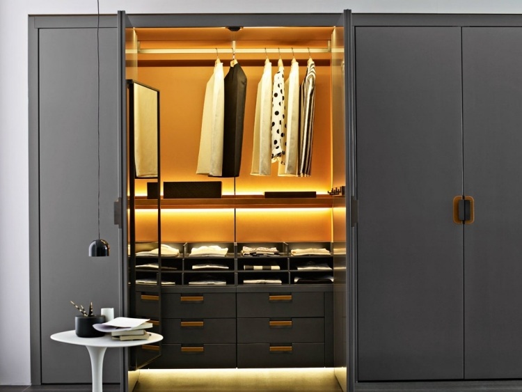 walk-in-closet-system-modern-antracit-grå-enkla-handtag-hus-indirekt-belysning-galgar