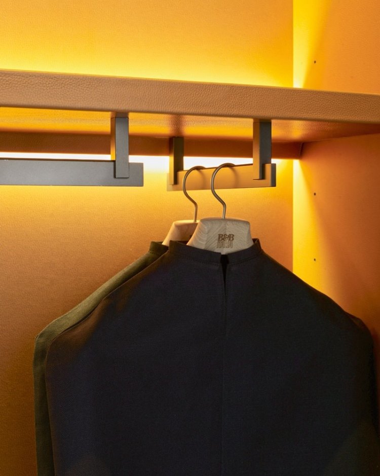 klädkammare-system-moderna-kläder-räcke-klädhängare-blazer-indirekt-belysning
