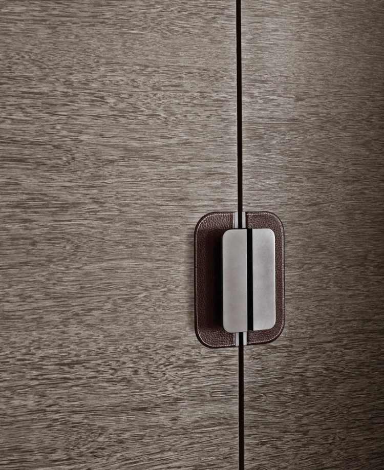 walk-in-closet-system-modern-lyx-dörrhandtag-metall-trä-faner-mörk-design