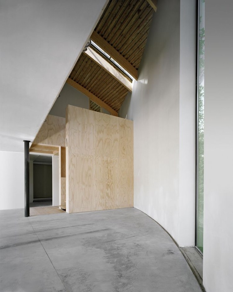 grön fasad interiör minimalistisk träbetong
