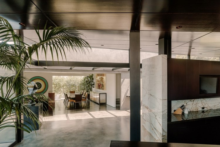 minimalistiskt hus grönt tak betong marmor matplats pentry
