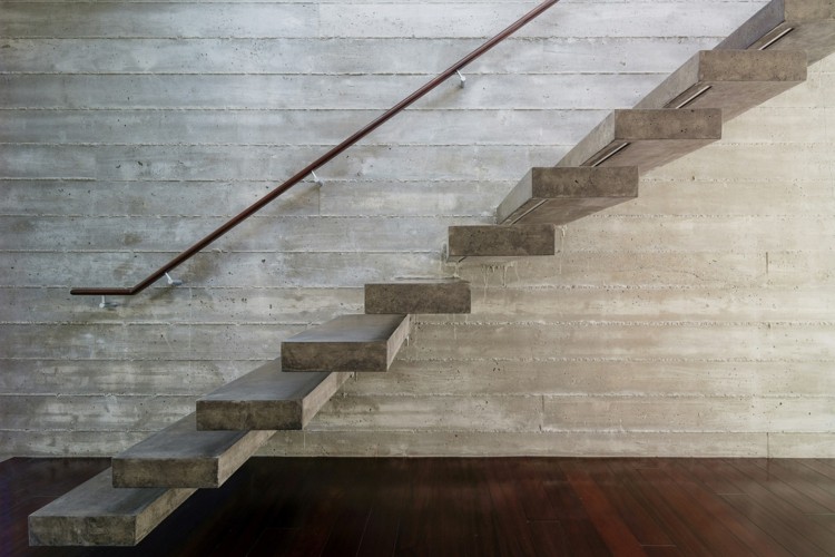 minimalistiskt hus extra form flytande trappor betong