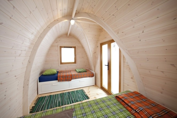 PODhotel inredning-filtar av lärketrä