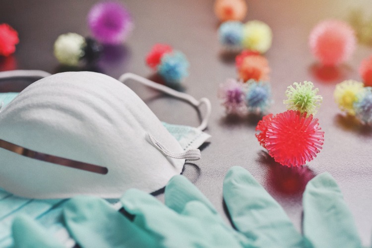 skydd mot coronavirus med mask och handskar