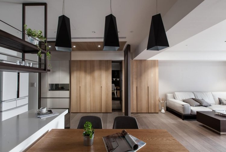 beige-färg-vardagsrum-kök-inbyggt skåp-trä-rum avdelare-hängande-lampor-modern-rum-design