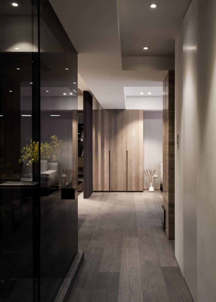 beige-färg-korridor-glas-vägg-rum-avdelare-rökt-glas-belysning-trä-kakel-modern-rum-design