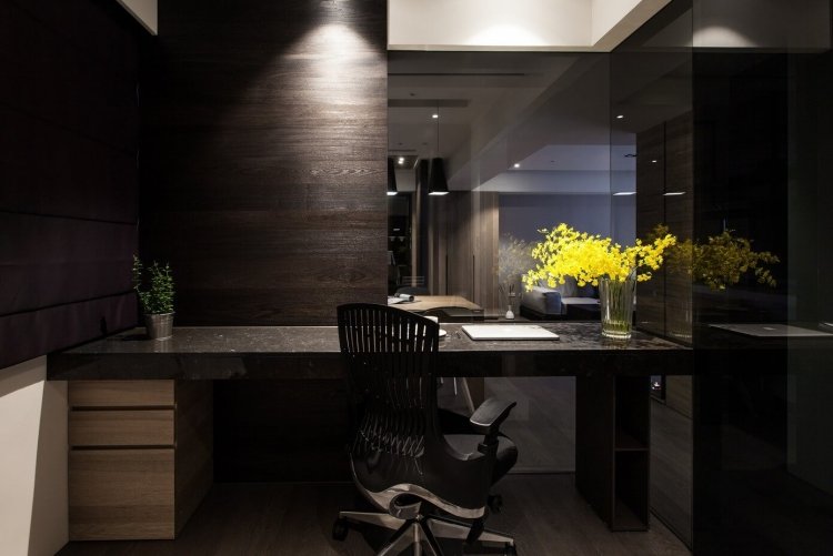 beige-färg-studie-brun-rökt-glas-svängbar-stol-belysning-modern-interiör-design