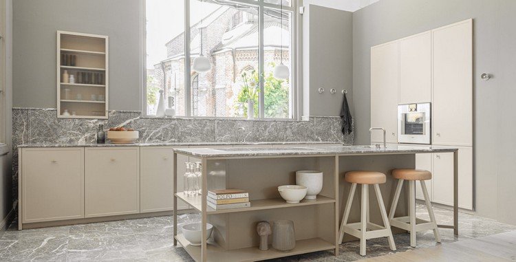 ljusbeige köksfronter och grå väggfärg för skandinavisk design