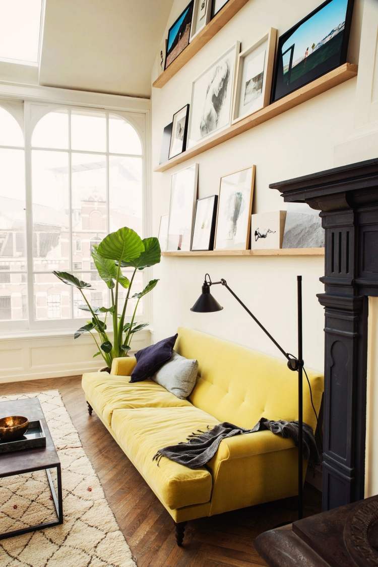 loft-möbler-exempel-gul-soffa-trä-vägg-hyllor