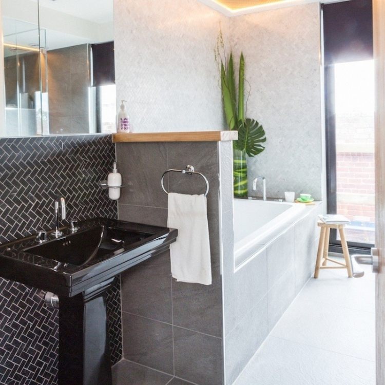 badrum-kakel-exempel-grå-svart-mosaik-optik