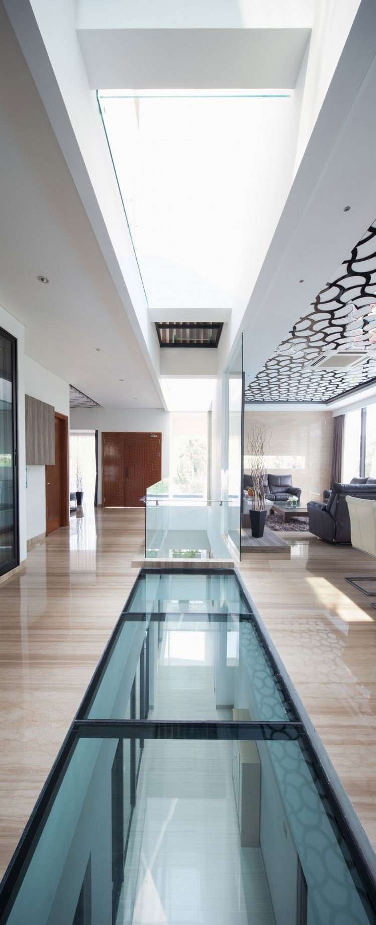 modern-tak-design-exempel-glas-golv-takfönster-hall
