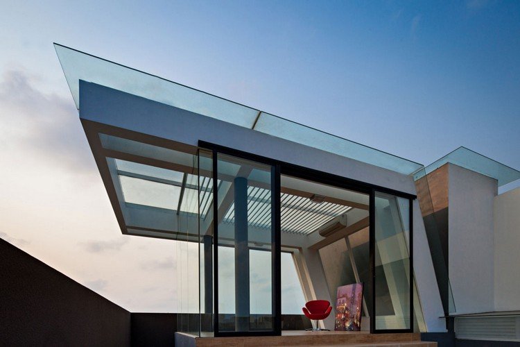 lyxigt hus-tak-terrass-glas-paneler-släpp-i-dagsljus