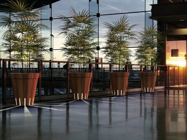 designer planters utrustade med träbelysning