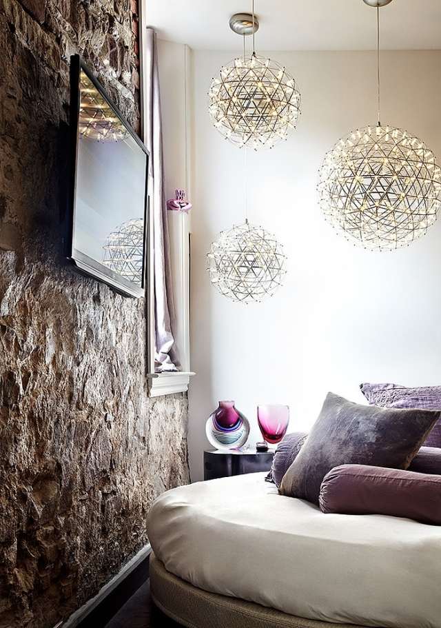 vardagsrum-belysning-idéer-moooi-hängande-lampor-sfärer-kontrast-natursten vägg