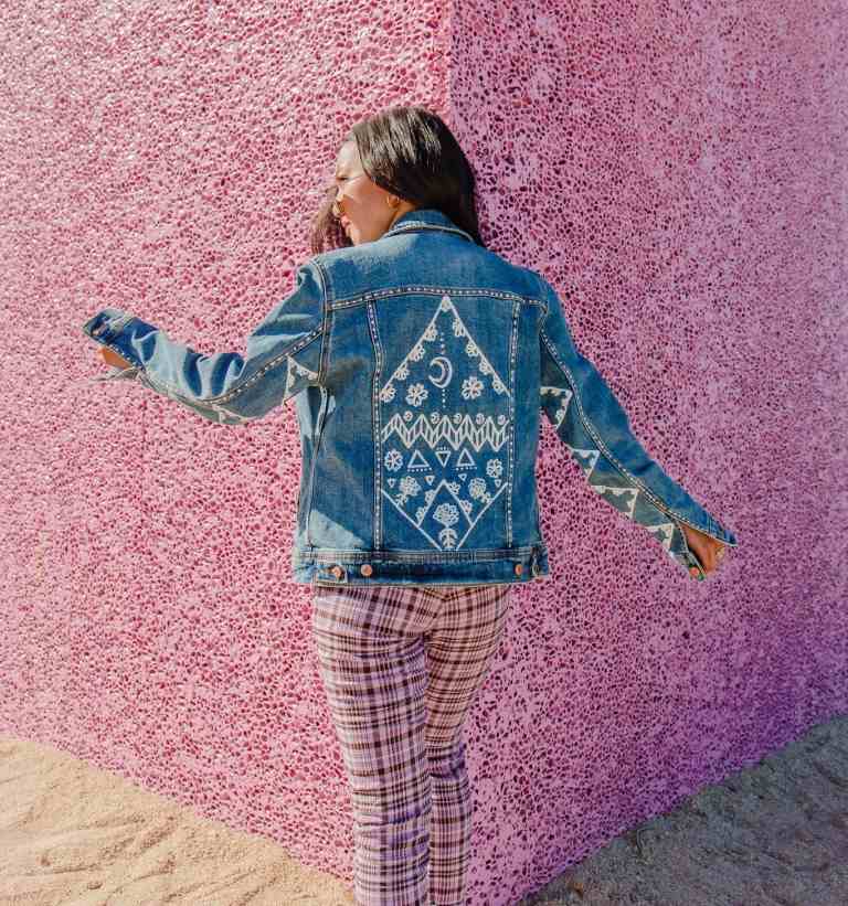 målade jeansjackor geometriska motiv mix match trend rutiga byxor rosa