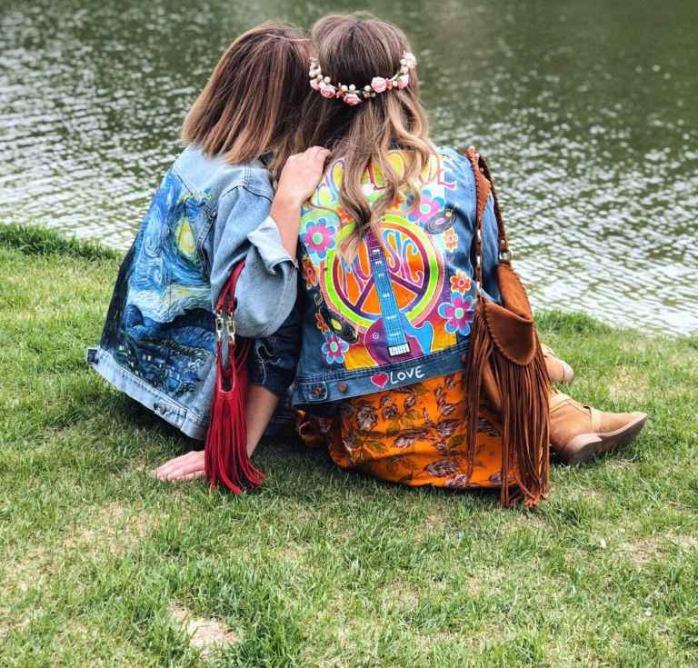 målade jeansjackor gör kvinnors idéer hippiemotiv fredstecken