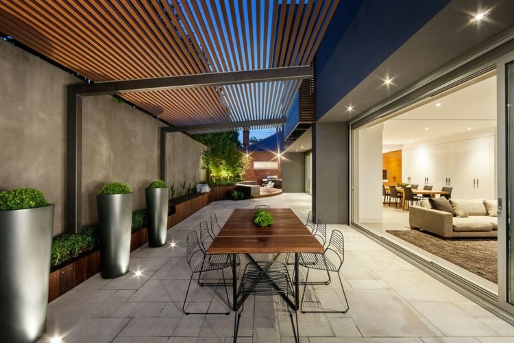 Terrass trätak innergård designidéer