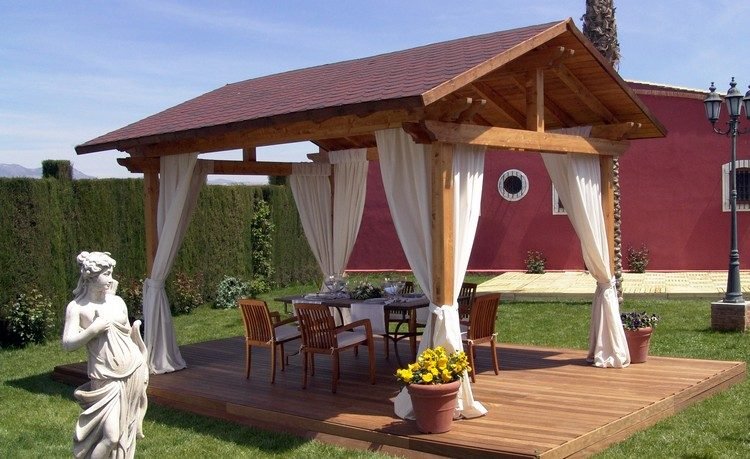 täckt terrass-trä-pergola-gaveltak-sekretessskärm