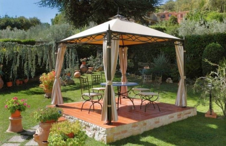täckt-terrass-gardiner-pergola-smidesjärn-möbler