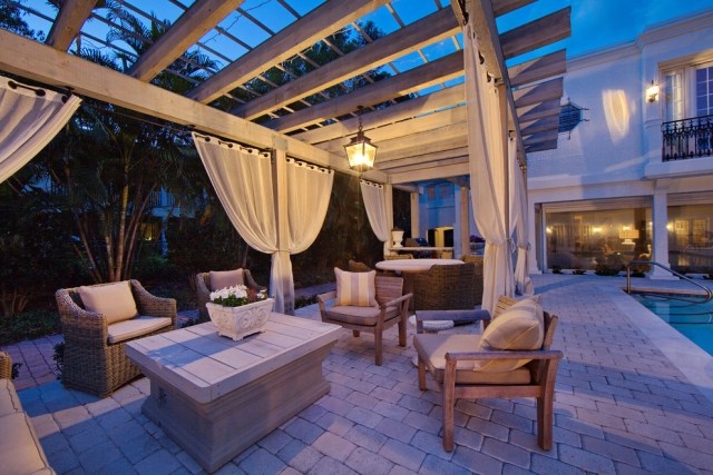 Terrass-trä-pergola-sekretess-skärm-okantade-gardiner-vanligt