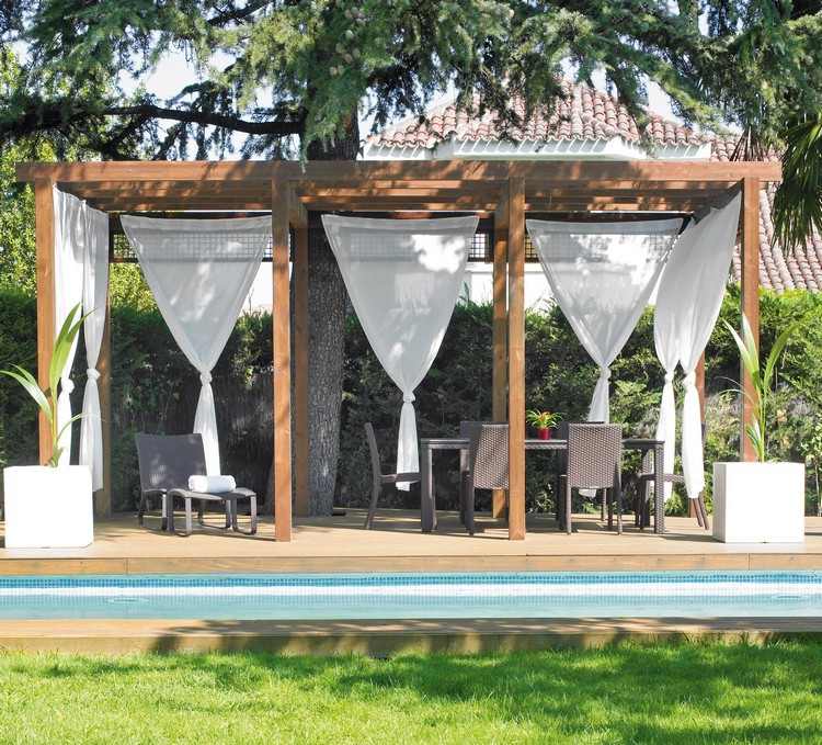 Täckt terrass-trä-pergola-vita gardiner-rottingmöbler