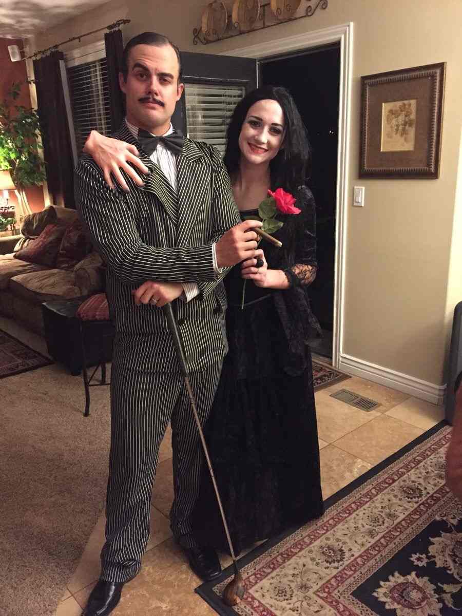 Gomez och Morticia Addams kostymer anordnar nyårsfest