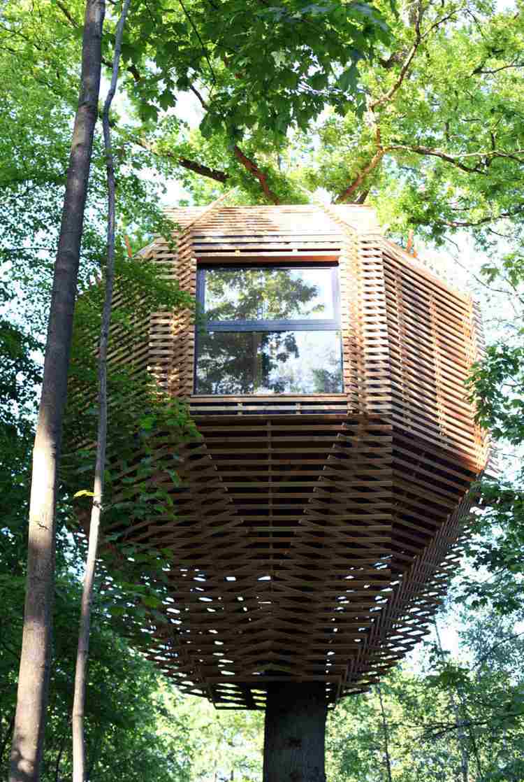 övernatta trädhus natur trä fasad lameller arkitektur