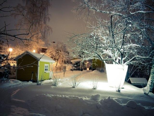 Hus-i-vinter-snötäcke-planter-lampor