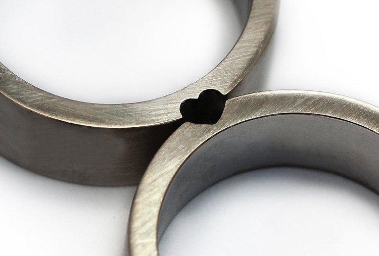Särskilda vigselringar -minimalistisk-silver-hjärtsymbol-matt