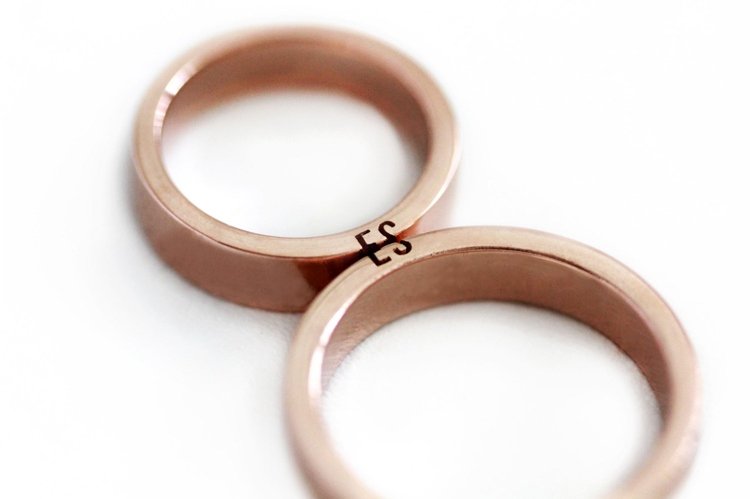 speciella-vigselringar-minimalistisk-guld-ros-guld-monogram