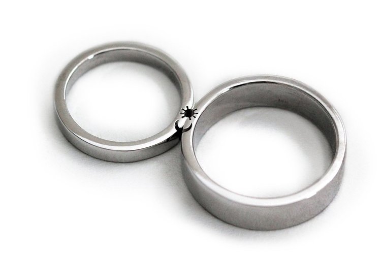 speciella-vigselringar-minimalistiska-silver-symboler-sol-måne