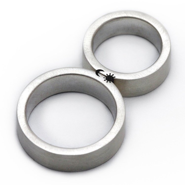 special-vigselringar-minimalistisk-silver-matt-symbol-sol-måne