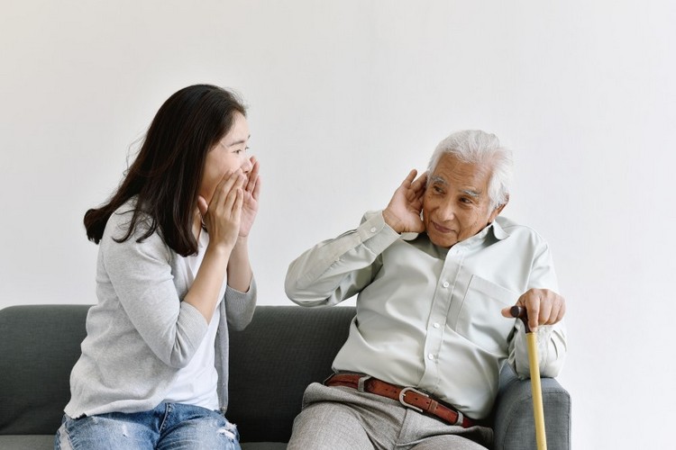 Äldre hörselnedsättningssymtom och eventuell lindring