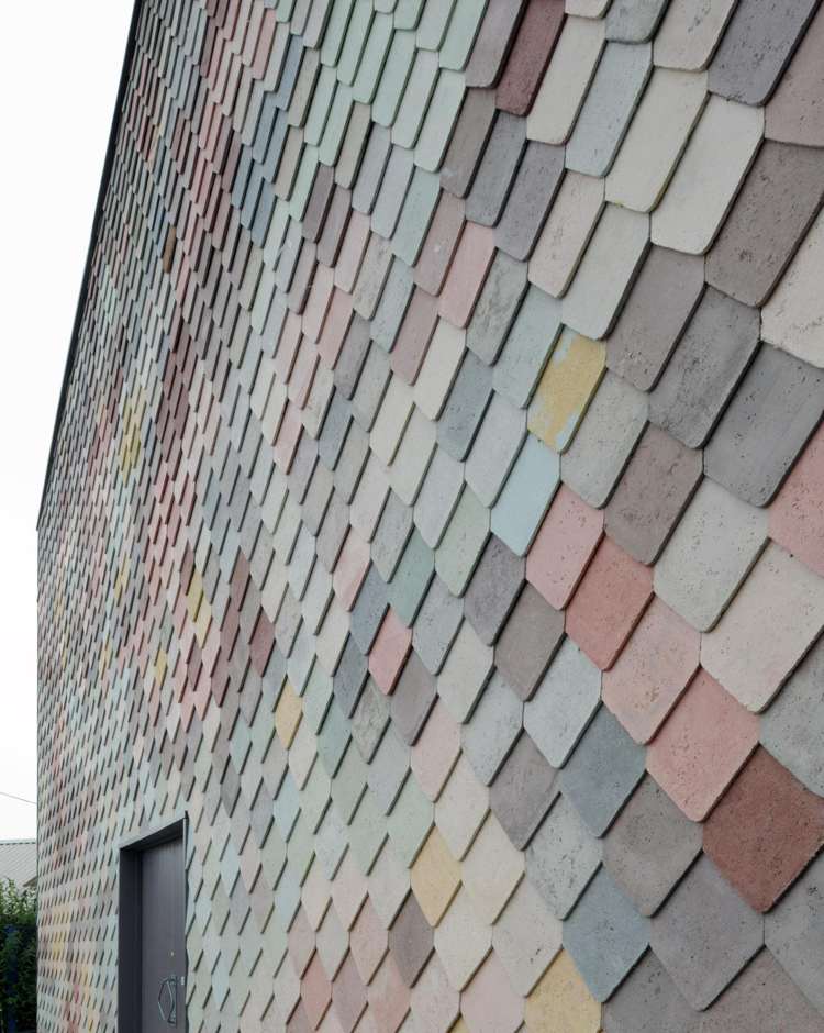 Betongarkitektur -betongfasad-fasaddesign-pastellfärgade plattor