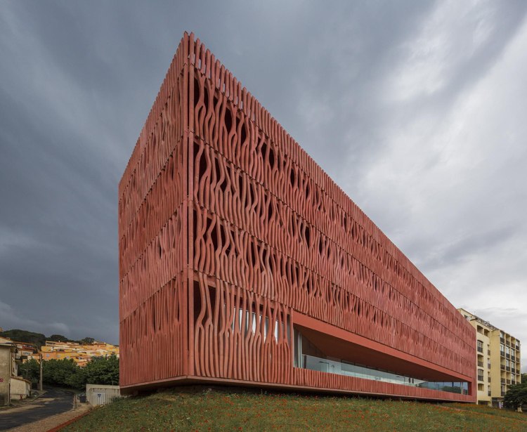 betong-arkitektur-byggnad-sekretess-skydd-solskydd-röd-terrakotta