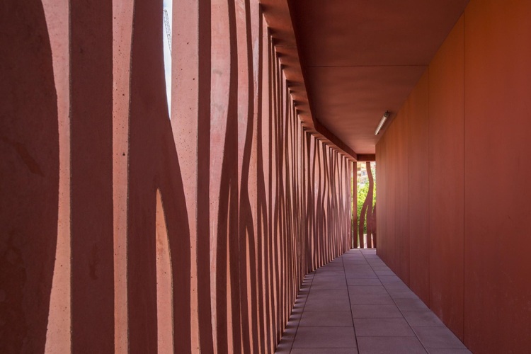 betong-arkitektur-röd-betongfasad-sekretess-skydd-solskydd