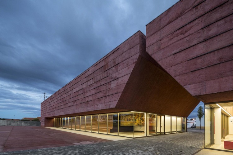 betong-arkitektur-monumental-platt-tak-portugal-belysning-design