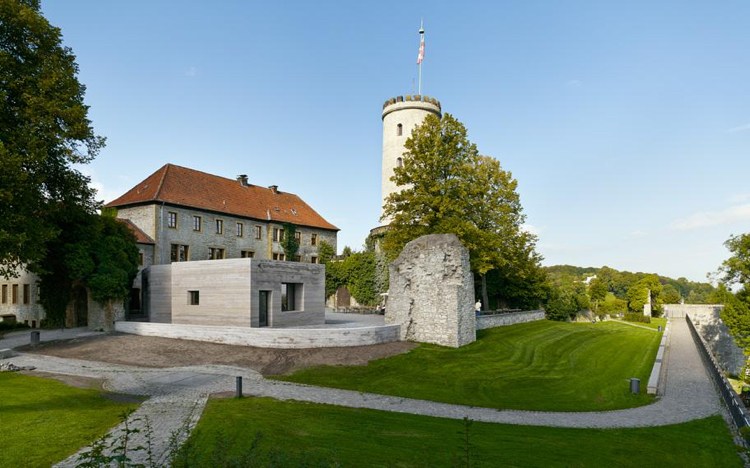 betong-arkitektur-slott-modern-gammal-äng-Sparrenburg