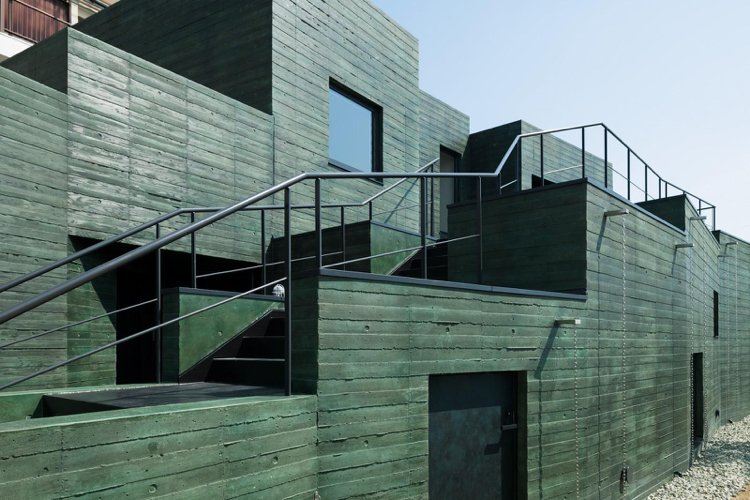 betong-arkitektur-betong-fasad-grön-platt-tak-mdoern