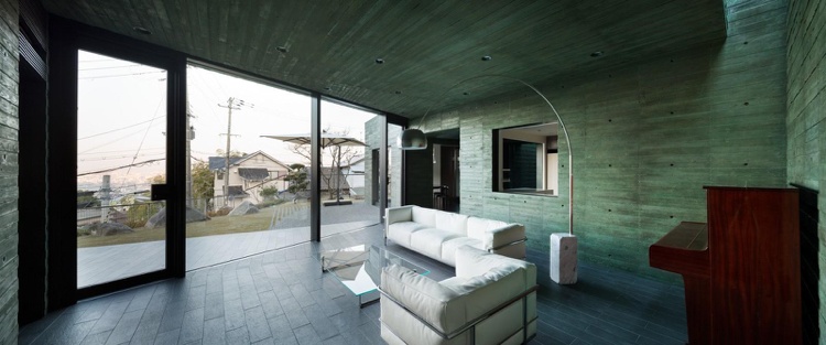 betong-arkitektur-grön-panoramafönster-minimalistisk-design