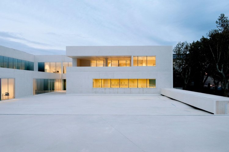 betong-arkitektur-vit-minimalistisk-hus-platt-tak-belysning