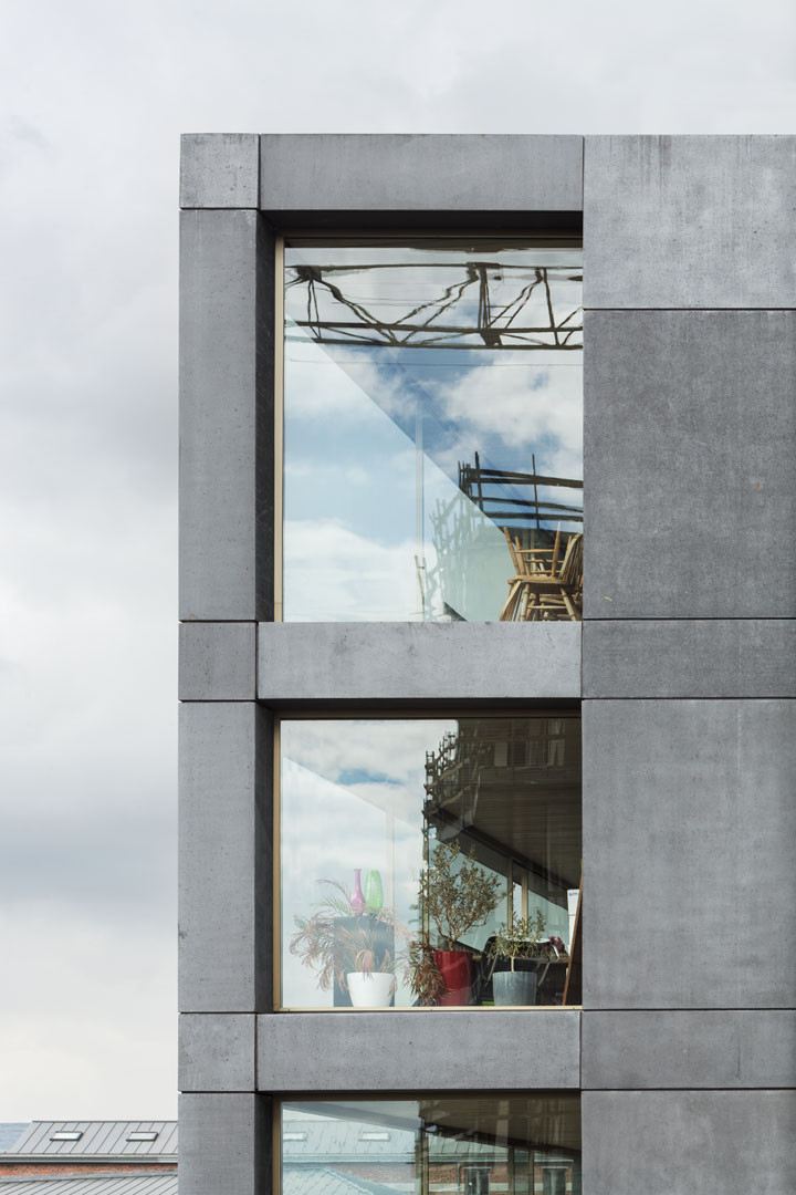betong-arkitektur-grå-glas-fasad-modern-flerbostadshus
