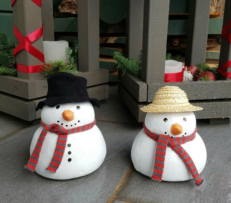 Betongdekoration Julsnögubbar idé säckformade hattar halsduk