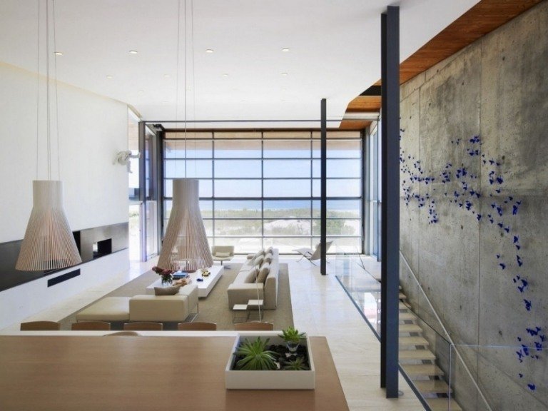 betong-design-modern-betong-vägg-trappa-hus-neutrala-färger-fjärilar-vägg-dekoration-fönster